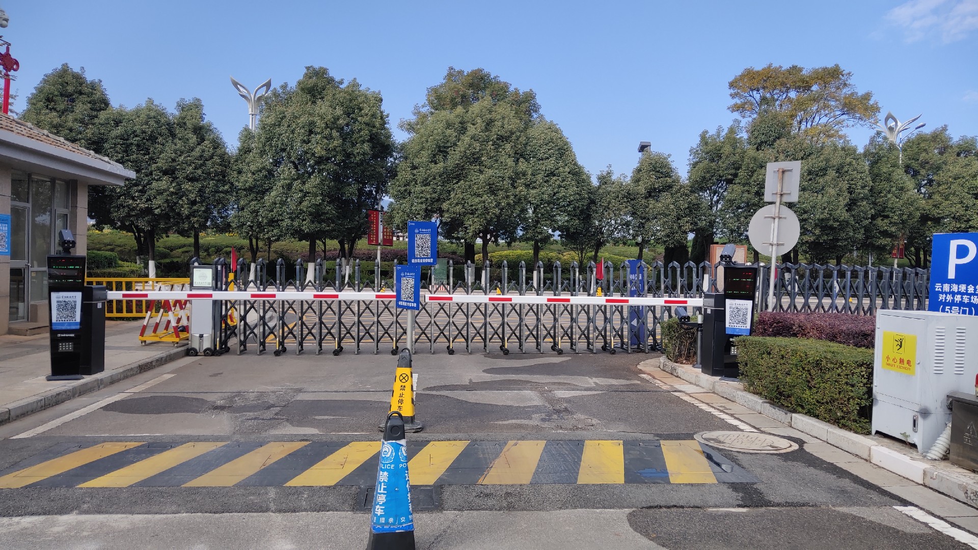 云南海埂会堂车牌识别系统（五进七出）